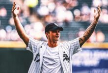 Bears QB Tyson Bagent arroja la primera bola al juego de los Medias Blancas en Chicago