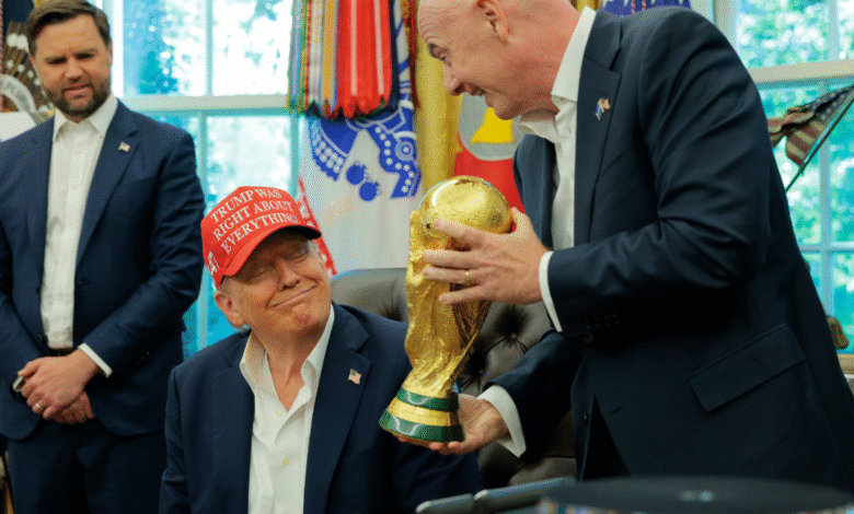 Trump revela un sorteo de la Copa Mundial 2026 que se celebrará en el Centro Kennedy el 5 de diciembre en el anuncio de la Oficina Oval. Trump revela un sorteo de la Copa Mundial 2026 que se celebrará en el Centro Kennedy el 5 de diciembre en el anuncio de la Oficina Oval.