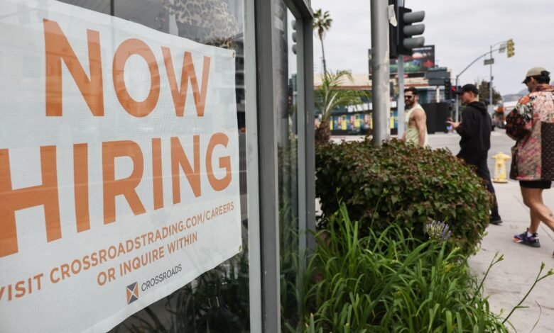 El mercado laboral se debilita en julio a medida que los aranceles de Trump entran en vigencia: NPR