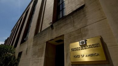 Más de 500 periodistas de Voice of America se enfrentan por la administración Trump