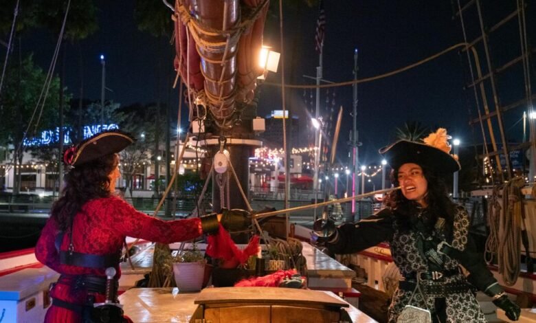 ‘Pirates Wanted’ es un espectáculo interactivo en un largo barco de Long Beach ‘Pirates Wanted’ es un espectáculo interactivo en un largo barco de Long Beach