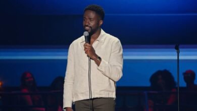 Como profesor de anuncios especial, enseñó lecciones de chinadu unka stand-up