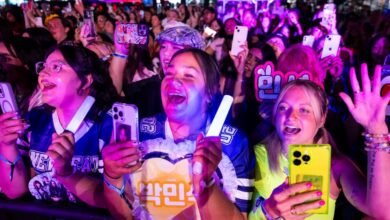 En Kesi, los fanáticos bailan con su ídolo k-pop favorito y entre sí