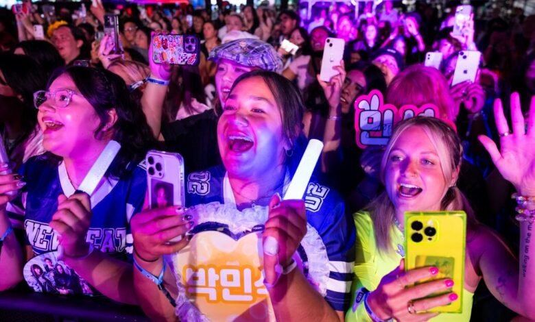 En Kesi, los fanáticos bailan con su ídolo k-pop favorito y entre sí