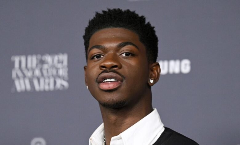 Lil Nas X es cargos feroces, rompe el silencio al ingreso en el hospital Lil Nas X es cargos feroces, rompe el silencio al ingreso en el hospital