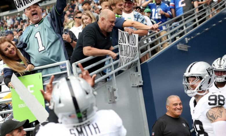 Fans de Geno Smith, Maxx Crosby Flip Seahawks Fans de Geno Smith, Maxx Crosby Flip Seahawks
