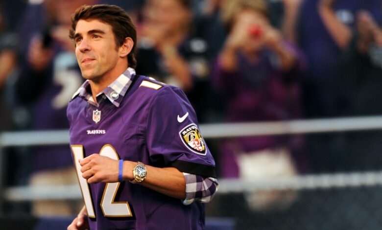 Michael Phelps enseña a los jugadores cuervos a nadar.