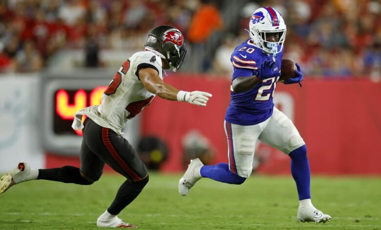 Frank Gore Jr. es el único jugador de la NFL con más de 100 yardas con prisa y recibió este evento Frank Gore Jr. es el único jugador de la NFL con más de 100 yardas con prisa y recibió este evento