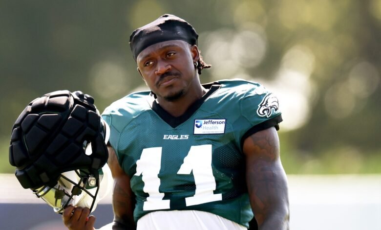 AJ Brown fuera de la práctica con lesiones en los isquiotibiales AJ Brown fuera de la práctica con lesiones en los isquiotibiales