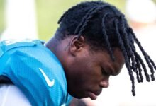 Travis Hunter practicó en ambos lados de la pelota el martes