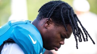 Travis Hunter practicó en ambos lados de la pelota el martes