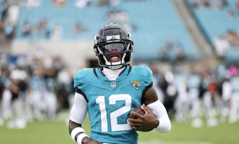 Travis Hunter regresó a practicar con un trabajo limitado. Travis Hunter regresó a practicar con un trabajo limitado.