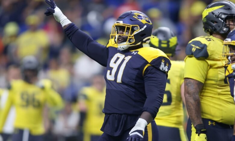 Los titanes agregaron UFL Josiah Bronson.