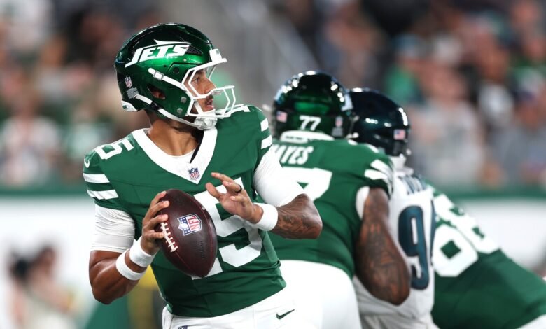 Los aviones renuncian a QB Adrian Martínez y otros cinco; Lanzamiento LB Jamin Davis
