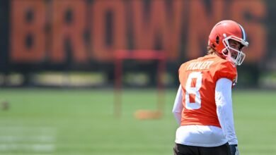 Kenny Pickett y Sam Howell hacen la historia de la NFL al comerciar tres veces antes del cuarto año
