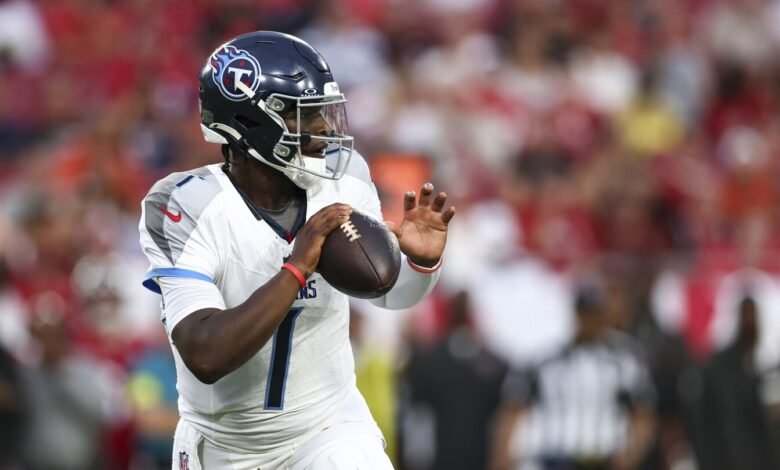Cam gana 67 yardas en dos posesiones, trae a Titan a TD. Cam gana 67 yardas en dos posesiones, trae a Titan a TD.