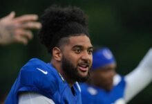 El novato de los Colts de JT Tuimolou, una lesión en la rodilla.