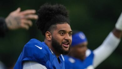 El novato de los Colts de JT Tuimolou, una lesión en la rodilla.