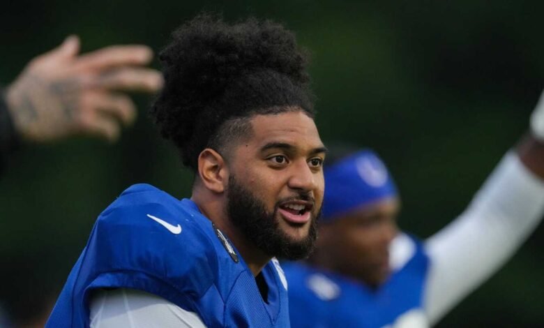 El novato de los Colts de JT Tuimolou, una lesión en la rodilla.
