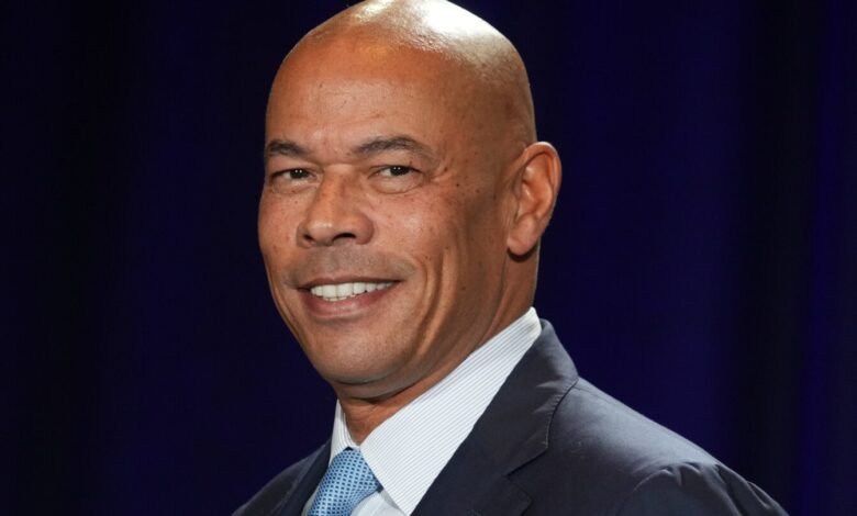 Referir preguntas sobre la capacidad de enviar por el ex CEO de NFLPA Lloyd Howell Referir preguntas sobre la capacidad de enviar por el ex CEO de NFLPA Lloyd Howell