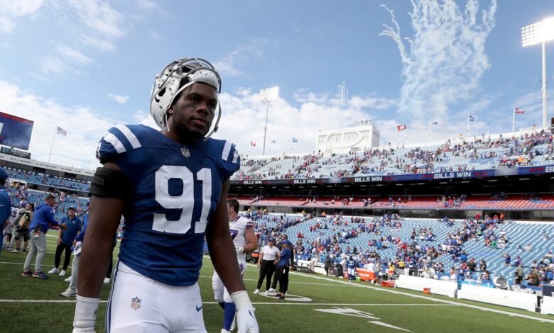 Browns firma de titus leo