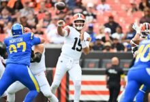 Joe Flacco va 9 de 10 para 71 yardas y un touchdown en la breve acción de pretemporada