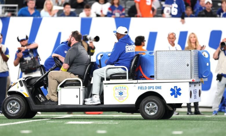 El gigante CB TJ Moore todavía tiene que ser hospitalizado cuando se espera una cirugía de pie El gigante CB TJ Moore todavía tiene que ser hospitalizado cuando se espera una cirugía de pie