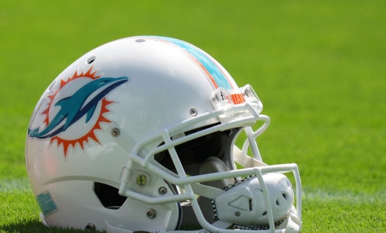 El entrenador de Dolphins OLB, Ryan Crow, es arrestado por la agresión doméstica para cuidar el sistema. El entrenador de Dolphins OLB, Ryan Crow, es arrestado por la agresión doméstica para cuidar el sistema.