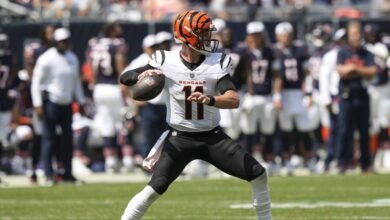 Signo de Steelers QB Logan Woodside, Ol Andrus Peat