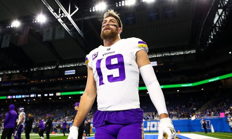 Adam Thielen se redujo con gente vikinga Adam Thielen se redujo con gente vikinga
