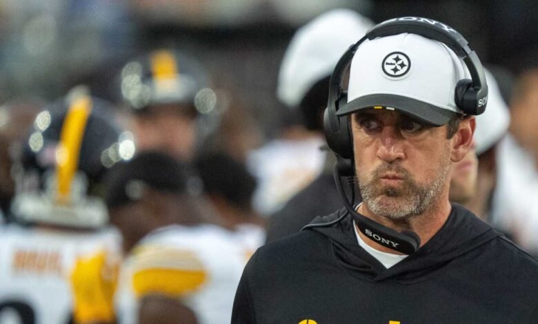 Mike Tomlin da a Aaron Rodgers que intervino. Mike Tomlin da a Aaron Rodgers que intervino.