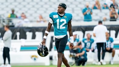 Liam Coen: Travis Hunter ha realizado “trabajo de calidad” en ambos sentidos en los crímenes