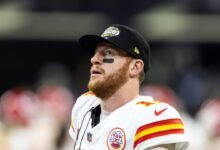 La gente vikinga trabaja en un agente libre QB Carson Wentz
