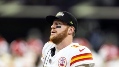 La gente vikinga trabaja en un agente libre QB Carson Wentz