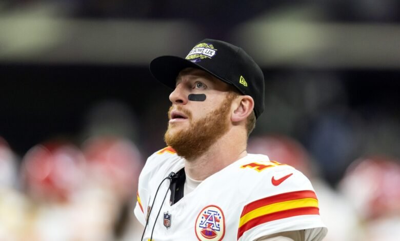 La gente vikinga trabaja en un agente libre QB Carson Wentz La gente vikinga trabaja en un agente libre QB Carson Wentz