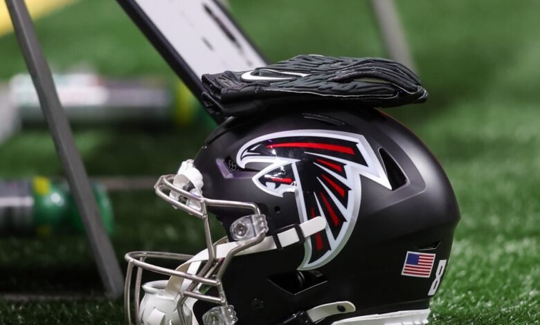 Falcons Cut 12, incluyendo Morgan Fox, Ben Dinucci Falcons Cut 12, incluyendo Morgan Fox, Ben Dinucci