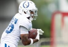 Colts RB Salvon Ahmed fue retirado del campo con una lesión grave en la pierna después de manejar las caderas