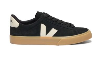 Vea el campo de los zapatos de ciervo negro audaz