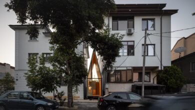 La “capilla”, que se encuentra entre dos edificios, es una pequeña brecha urbana en Bucarest, enorme