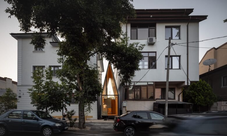 La “capilla”, que se encuentra entre dos edificios, es una pequeña brecha urbana en Bucarest, enorme