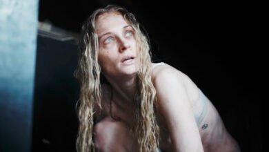 Sophie Turner acaba de dejar caer las fotos de su nueva película de terror en su lencería y cubierto de sangre
