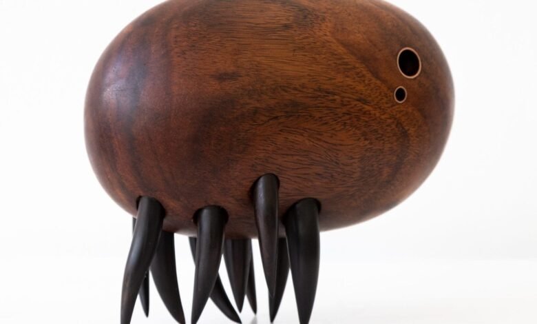 Las sensibles criaturas de madera de Donald y Asida surgen de un futuro enorme – enorme