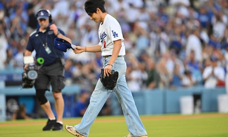 K-Pop Subdivation v BTS Dodgers con el primer lanzamiento del juego arroja a los fanáticos y se encuentra con Shohai Ohtani K-Pop Subdivation v BTS Dodgers con el primer lanzamiento del juego arroja a los fanáticos y se encuentra con Shohai Ohtani