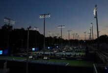 En el US Open, las estrellas de tenis brillan bajo oscuras luces al aire libre amigables con el cielo