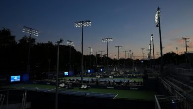 En el US Open, las estrellas de tenis brillan bajo oscuras luces al aire libre amigables con el cielo