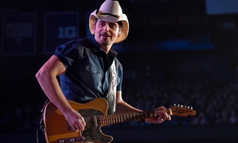 Emiliu Harris y Brad Paisley Nashville van al Salón de la Fama Emiliu Harris y Brad Paisley Nashville van al Salón de la Fama