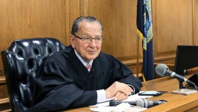 El juez de Rhode Island, Frank Caprio, cuya simpatía en la corte ha ganado fama en línea, murió 88