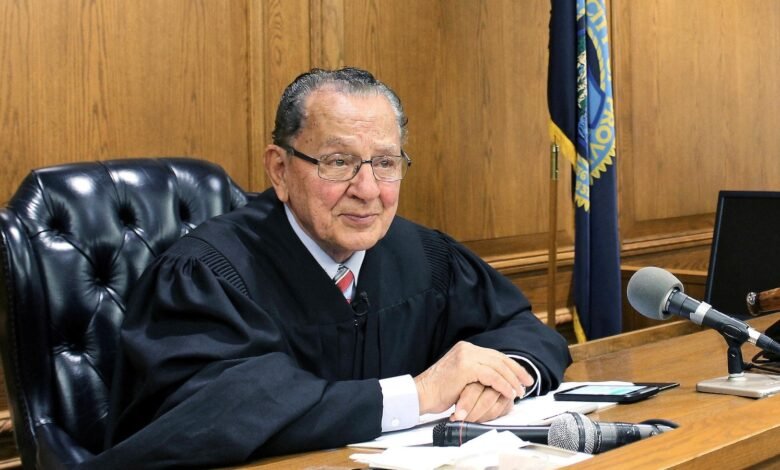 El juez de Rhode Island, Frank Caprio, cuya simpatía en la corte ha ganado fama en línea, murió 88