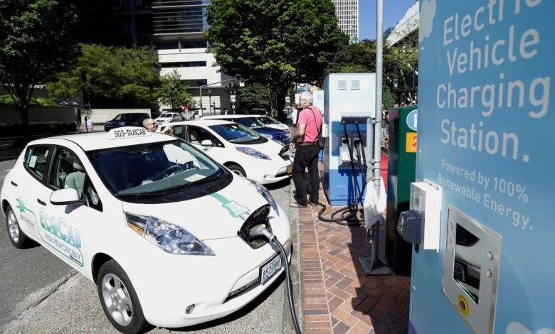 Oregon podría unirse a Hawaii para ordenar tarifas de pago por milla para los propietarios de EV a medida que caen las proyecciones de impuestos sobre la gasolina