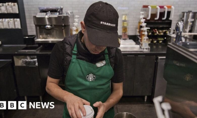 Starbucks cerró tiendas en los Estados Unidos y el Reino Unido.